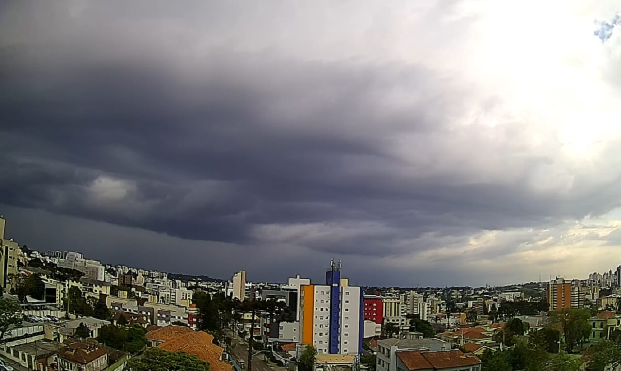 Avanço de chuva intensa em Curitiba PR confira o vídeo Clima ao Vivo